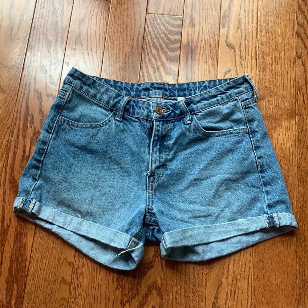 Super cute denim shorts!